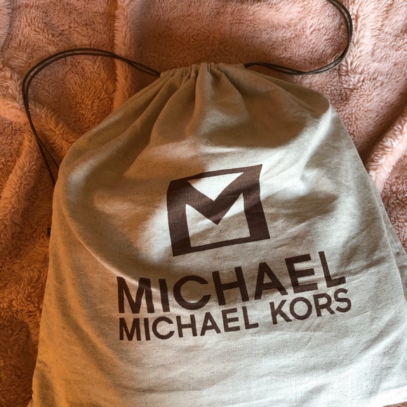 Michael Kors “Ranger” blk patent leather handbag - Picture 8 of 8